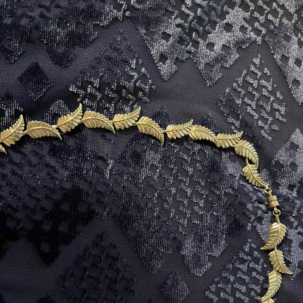 Sterling silver necklace it weighs 22.75 grams